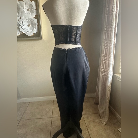 Elegant Black Lace Bustier and matching skirt 2 piece set - Picture 6 of 10